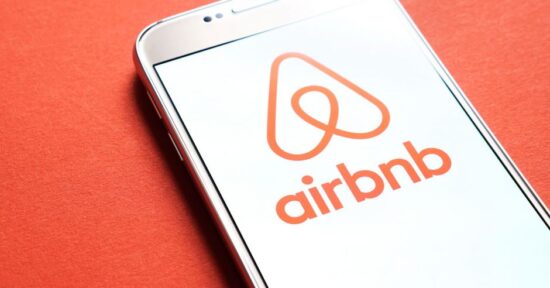 Airbnb Limita Reservas a Grupos de un Máximo de 16 Personas por Hospedaje