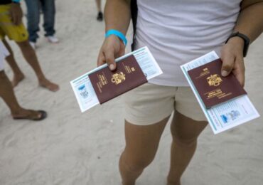 Turistas Latinoamericanos se Vacunan Gratuitamente en la Playa de Miami Beach