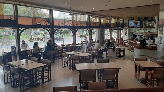 Reducción de Toque de Queda en Lima Permitirá a Restaurantes Recuperar Ventas (Andina)
