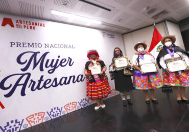 Artesanas de Junín y Puno reciben condecoración “Premio Nacional a la Mujer Artesana 2021″