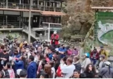 Machu Picchu: Turistas Bloquean Vía Férrea por Protestas (Lo Último)