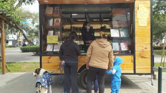 Bibliomóvil BNP en Lince Contribuye con la Educación de Niños y Jóvenes