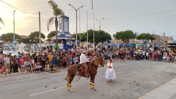 Cerro Azul Celebró Festival Nacional de Pisco Sour en un Ambiente Lleno de Peruanidad