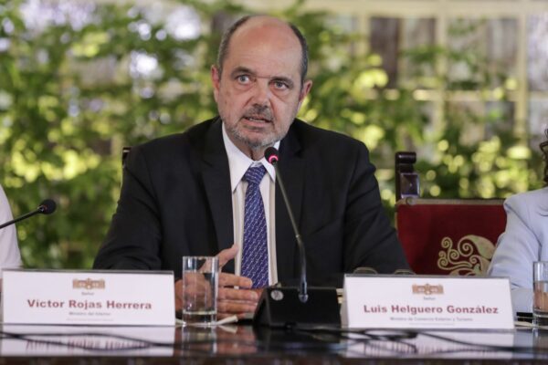 Ministro Helguero Exhorta a Empresas a Ofrecer Pasajes Promocionales por Semana Santa