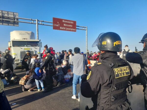 Tacna: Migrantes Insisten en Bloquear Carretera que une a Perú y Chile