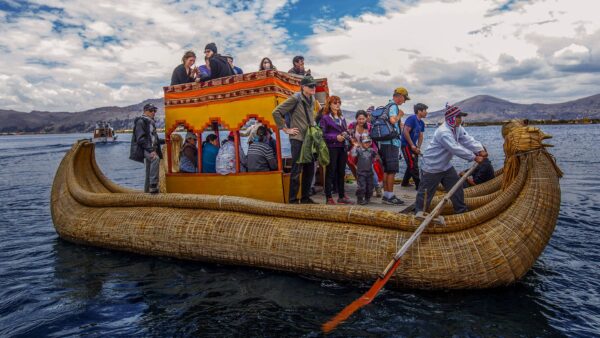 Ciudadanos de los Uros no Pueden Transitar por el Lago Titicaca