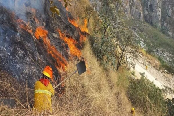 Continúa Incendio Forestal en Zona de Amortiguamiento de Machu Picchu