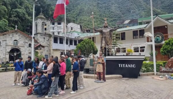 Colocan al ‘Titanic’ en la Plaza de Machu Picchu y Desata el Rechazo en Locales y Turistas