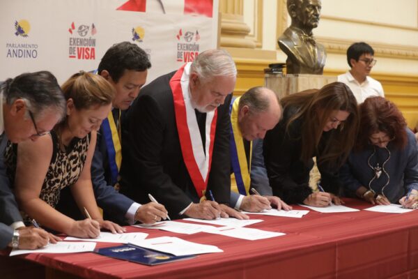 Inician a Recolección de Firmas para Eximir de Visa a Peruanos que Viajen a EE.UU