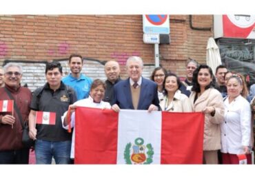 Embajador Maúrtua Visita en Madrid Mercado donde se Ofrecen Productos y Comida Peruana