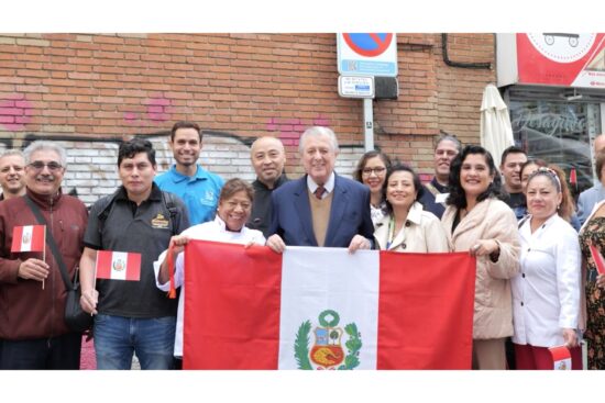 Embajador Maúrtua Visita en Madrid Mercado donde se Ofrecen Productos y Comida Peruana
