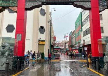 Calle Capón: Cubren con Urnas Leones del Barrio Chino