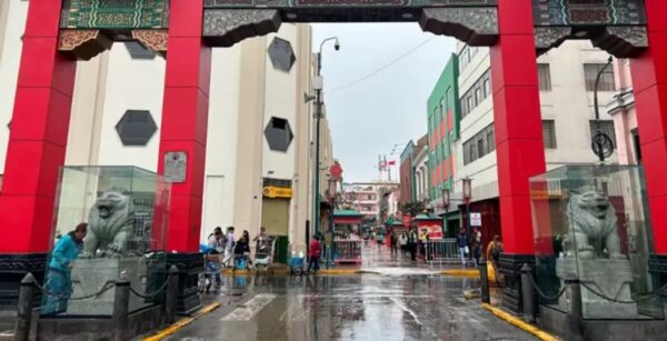Calle Capón: Cubren con Urnas Leones del Barrio Chino
