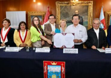 Presidente del Congreso Firmó en Piura Autografa de la Ley General de Turismo