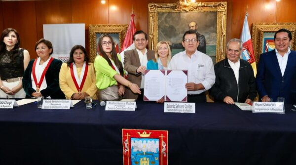 Presidente del Congreso Firmó en Piura Autografa de la Ley General de Turismo