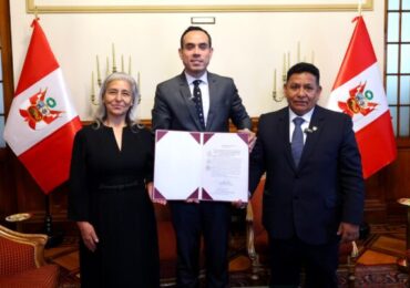 Titular del Parlamento Firma Autógrafa que Promueve Turismo en Arequipa
