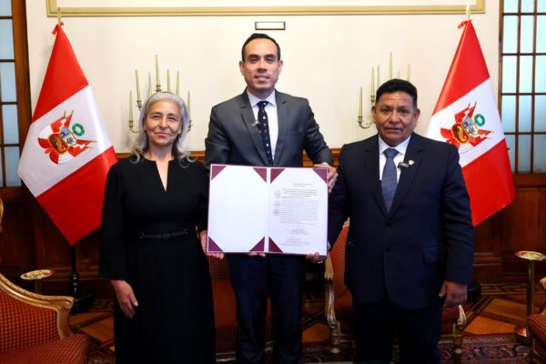 Titular del Parlamento Firma Autógrafa que Promueve Turismo en Arequipa