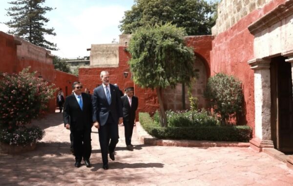 Rey de España Felipe VI Visita el Histórico Convento de Santa Catalina