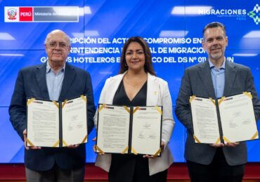 Migraciones y gremios hoteleros suscriben acta de compromiso para fortalecer la seguridad y el control migratorio