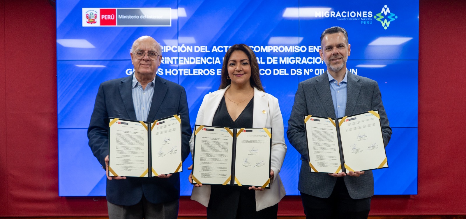 Migraciones y gremios hoteleros suscriben acta de compromiso para fortalecer la seguridad y el control migratorio